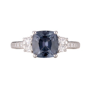 Sortija oro blanco, espinela y diamantes