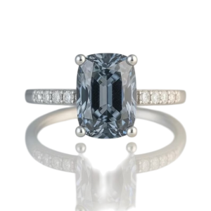 Sortija oro blanco, espinela y diamantes